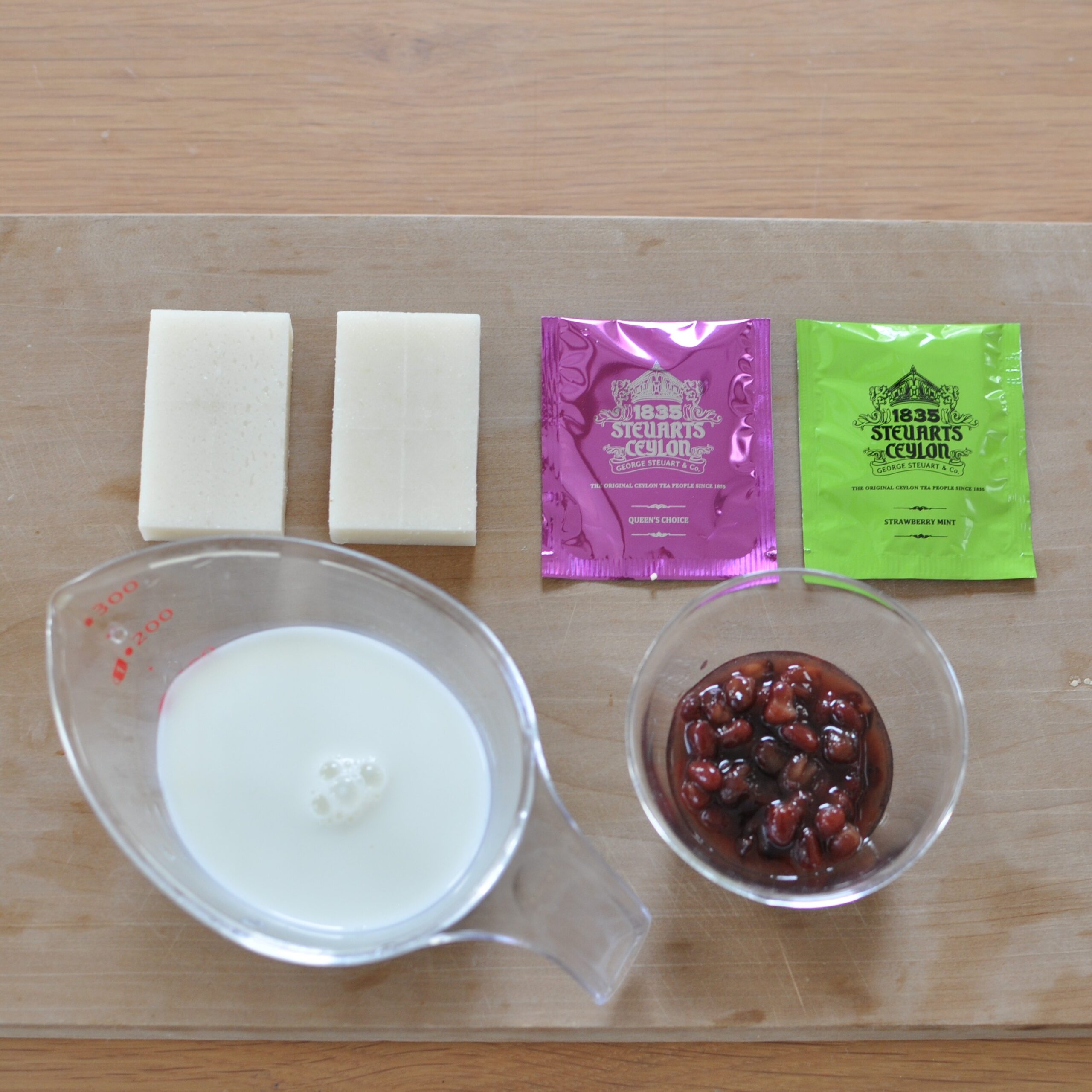 いちご風味のミルクティーおしるこの材料