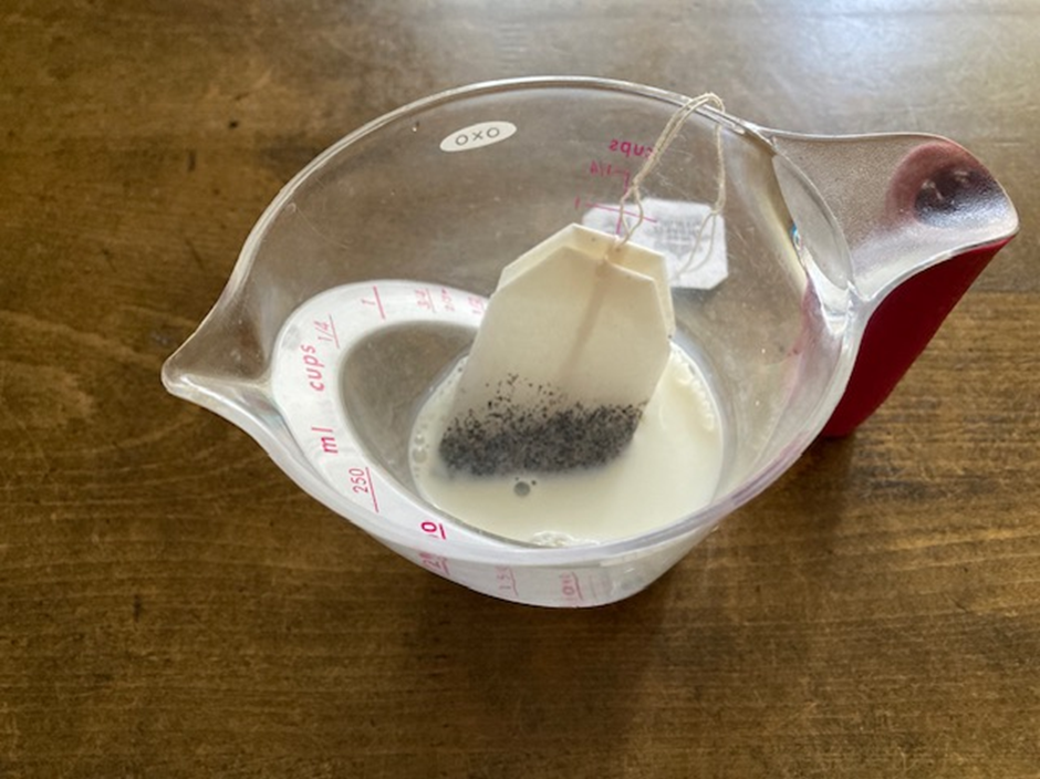 牛乳にティーバッグを入れる