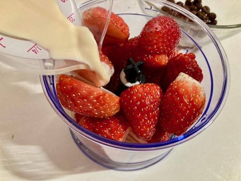 ミキサーに材料を入れる